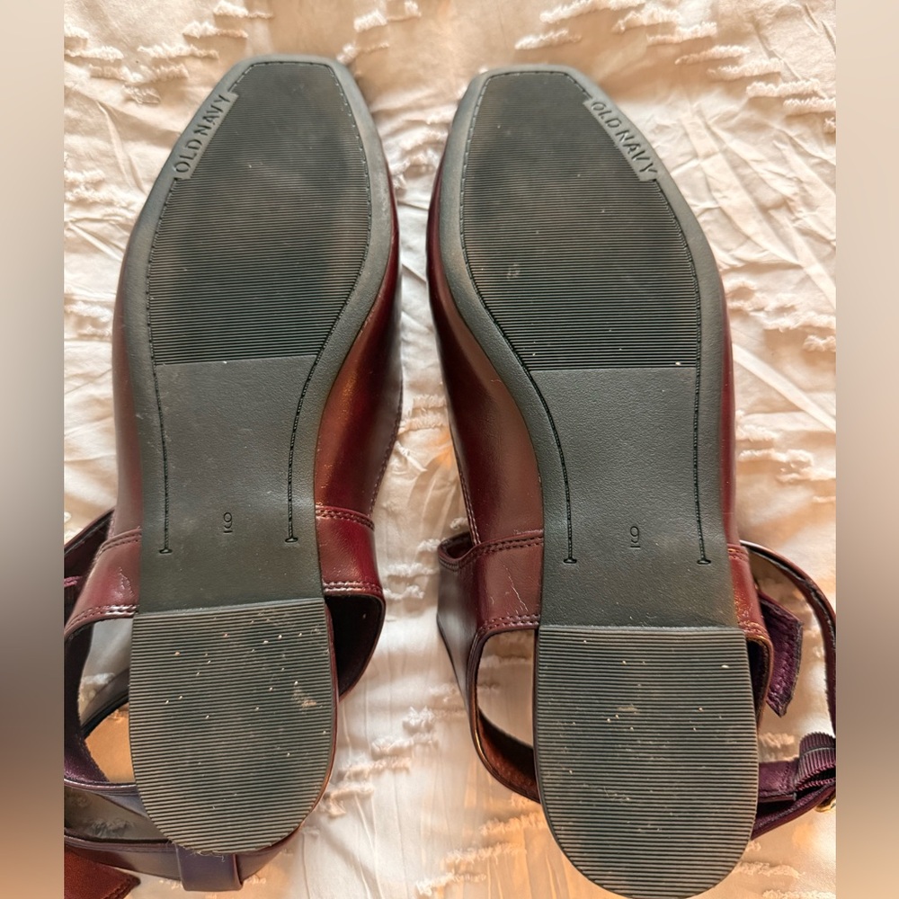 Old Navy strappy ballet flats with gold buckles - Picture 4 of 5